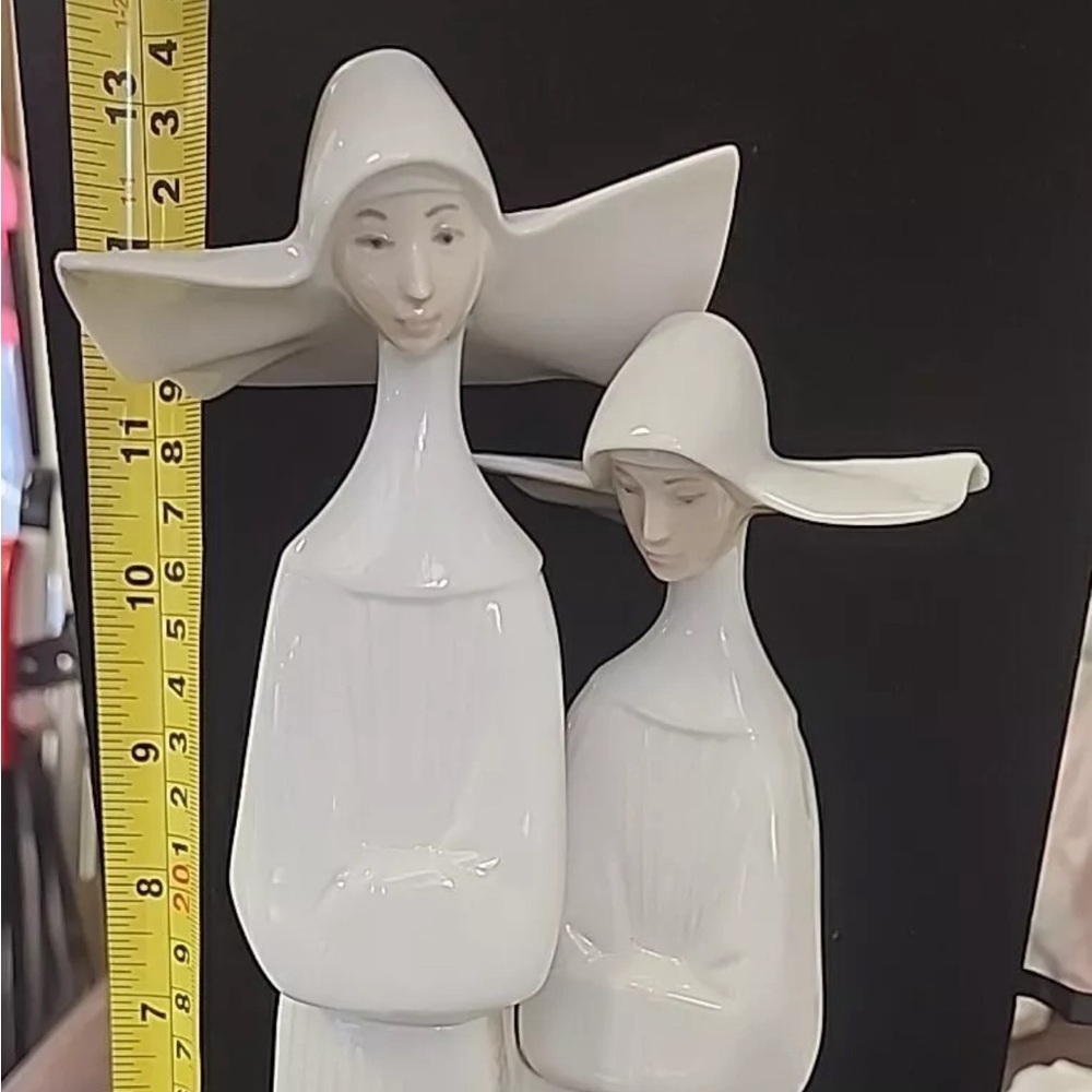 Lladró nuns